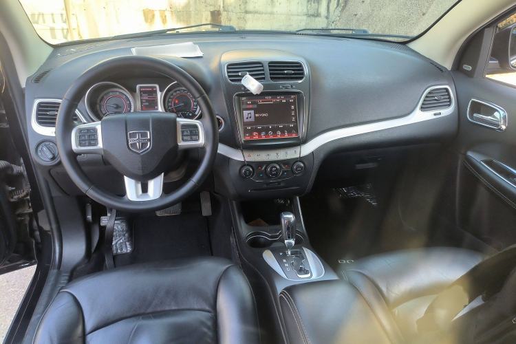 Used Dodge Journey 2013 2.4L Two-Wheel Drive Luxury Version Interior 2