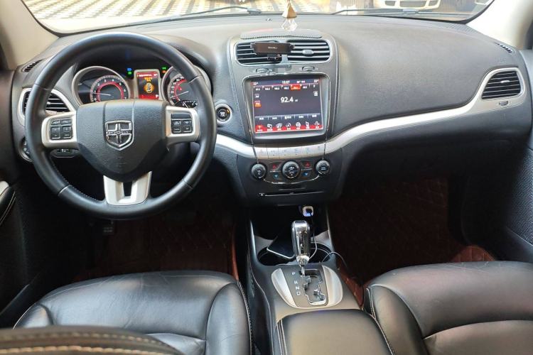 Used Dodge Journey 2013 2.4L Two-Wheel Drive Luxury Version Interior 2