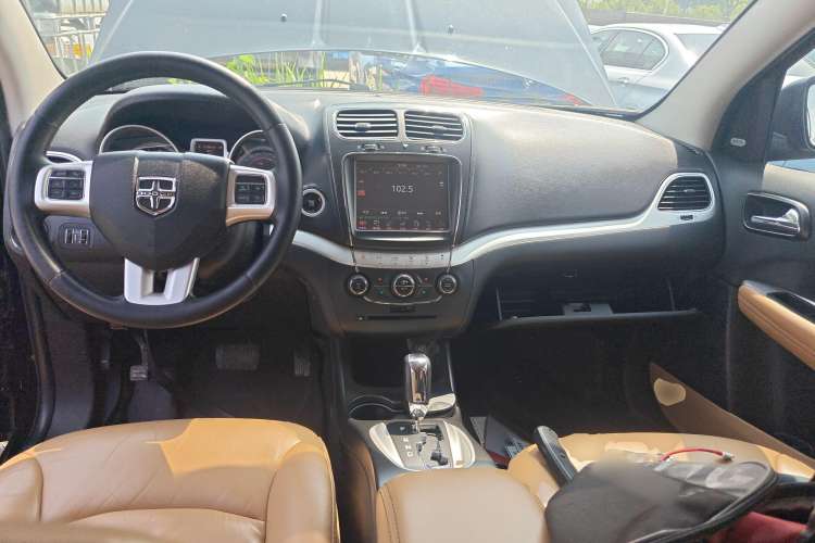 Used Dodge Journey 2013 2.4L Two-Wheel Drive Luxury Version Interior 2