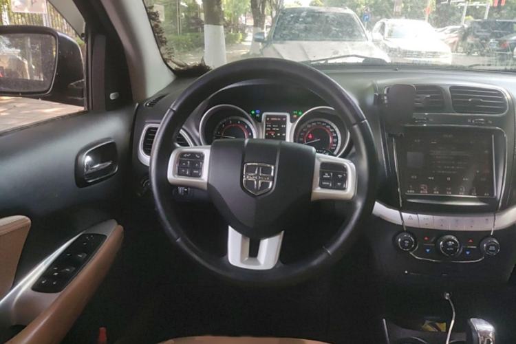 Used Dodge Journey 2013 2.4L Two-Wheel Drive Luxury Version Interior 2