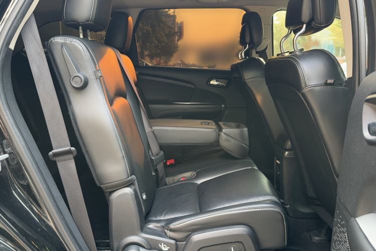 Used Dodge Journey 2013 2.4L Two-Wheel Drive Luxury Version Interior 3
