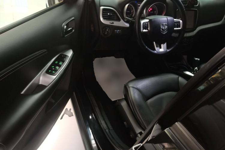 Used Dodge Journey 2013 2.4L Two-Wheel Drive Luxury Version Interior 3