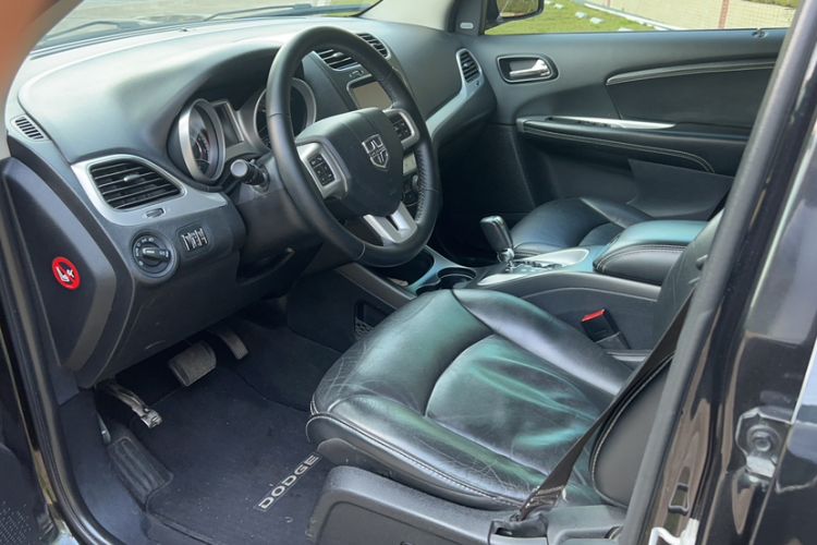 Used Dodge Journey 2013 2.4L Two-Wheel Drive Luxury Version Interior 3