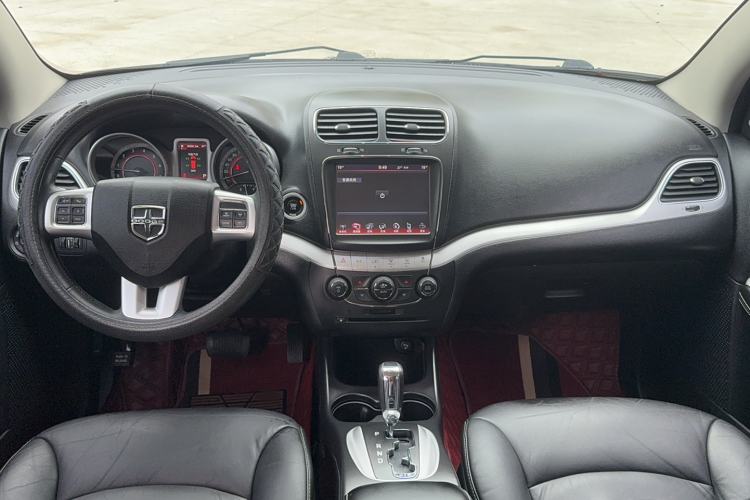 Used Dodge Journey 2013 2.4L Two-Wheel Drive Luxury Version Interior 3