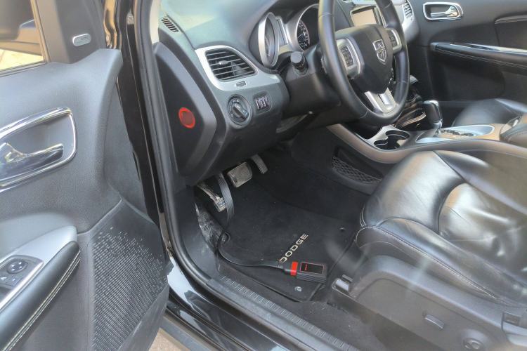 Used Dodge Journey 2013 2.4L Two-Wheel Drive Luxury Version Interior 3