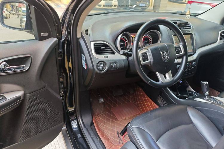 Used Dodge Journey 2013 2.4L Two-Wheel Drive Luxury Version Interior 3