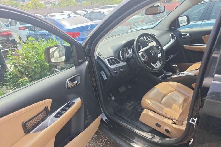 Used Dodge Journey 2013 2.4L Two-Wheel Drive Luxury Version Interior 3