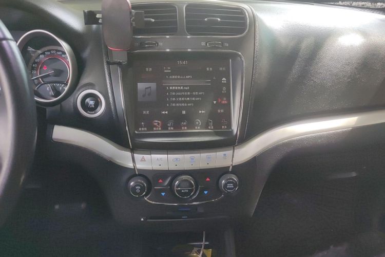 Used Dodge Journey 2013 2.4L Two-Wheel Drive Luxury Version Interior 3
