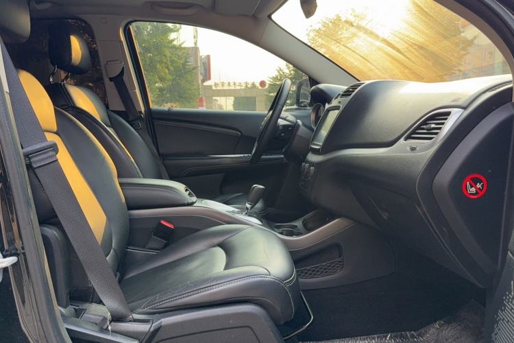 Used Dodge Journey 2013 2.4L Two-Wheel Drive Luxury Version Interior 4
