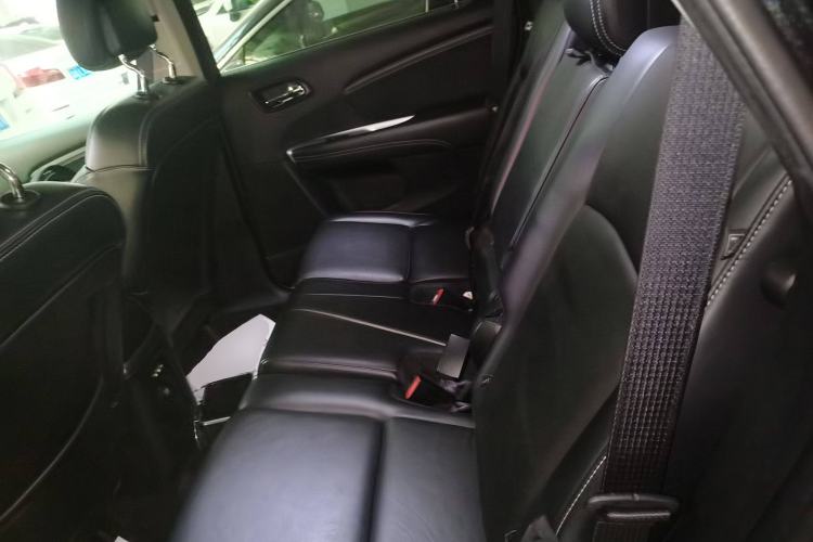 Used Dodge Journey 2013 2.4L Two-Wheel Drive Luxury Version Interior 4