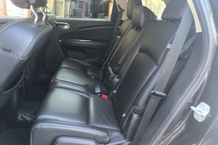 Used Dodge Journey 2013 2.4L Two-Wheel Drive Luxury Version Interior 4