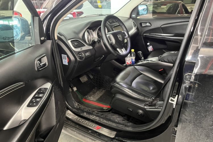 Used Dodge Journey 2013 2.4L Two-Wheel Drive Luxury Version Interior 4