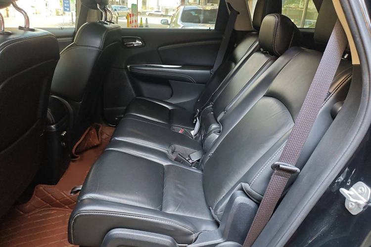 Used Dodge Journey 2013 2.4L Two-Wheel Drive Luxury Version Interior 4