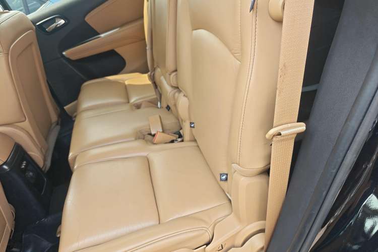 Used Dodge Journey 2013 2.4L Two-Wheel Drive Luxury Version Interior 4