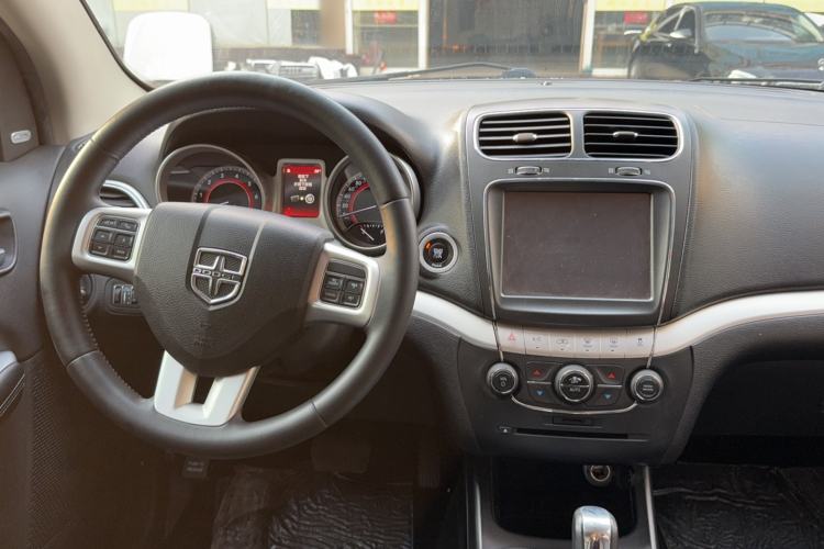 Used Dodge Journey 2013 2.4L Two-Wheel Drive Luxury Version Interior 5