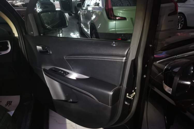 Used Dodge Journey 2013 2.4L Two-Wheel Drive Luxury Version Interior 5