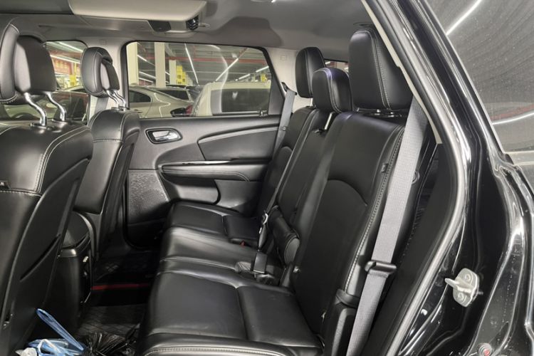 Used Dodge Journey 2013 2.4L Two-Wheel Drive Luxury Version Interior 5