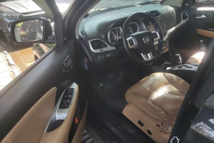 Used Dodge Journey 2013 2.4L Two-Wheel Drive Luxury Version Interior 5