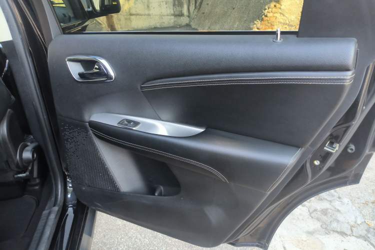Used Dodge Journey 2013 2.4L Two-Wheel Drive Luxury Version Interior 6