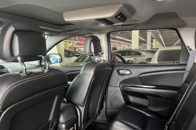 Used Dodge Journey 2013 2.4L Two-Wheel Drive Luxury Version Interior 6