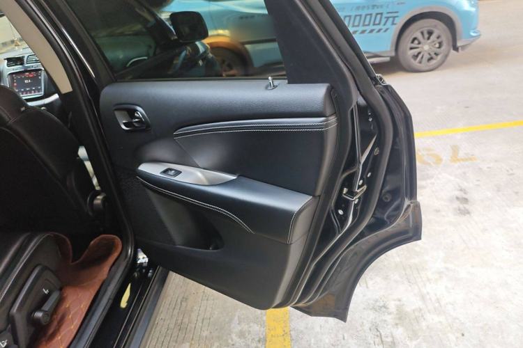 Used Dodge Journey 2013 2.4L Two-Wheel Drive Luxury Version Interior 6