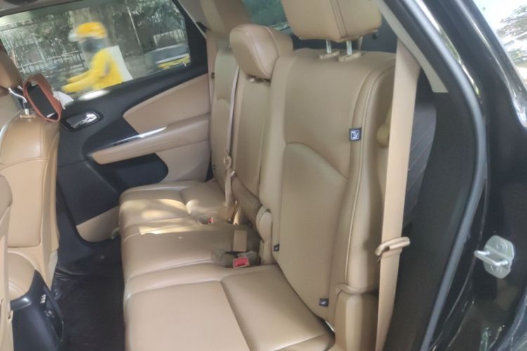 Used Dodge Journey 2013 2.4L Two-Wheel Drive Luxury Version Interior 6