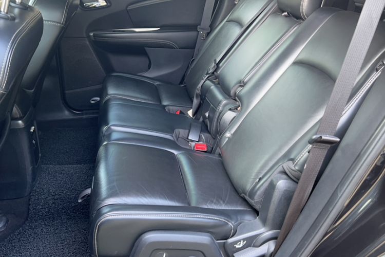 Used Dodge Journey 2013 2.4L Two-Wheel Drive Luxury Version Interior 7