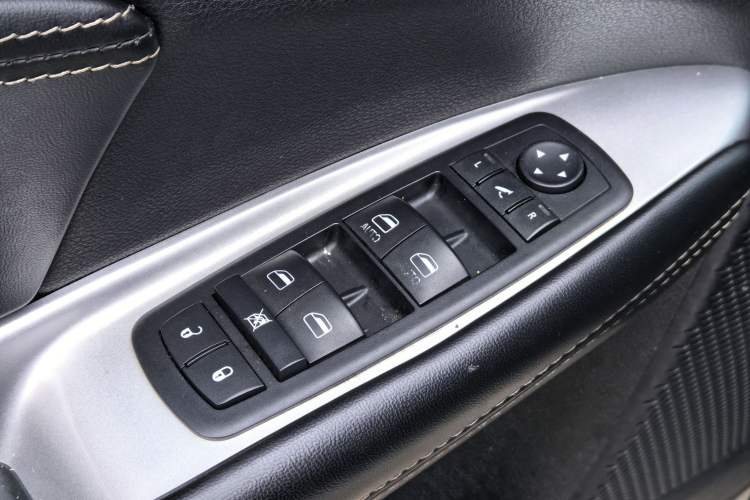Used Dodge Journey 2013 2.4L Two-Wheel Drive Luxury Version Interior 7