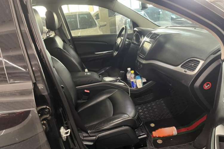 Used Dodge Journey 2013 2.4L Two-Wheel Drive Luxury Version Interior 7