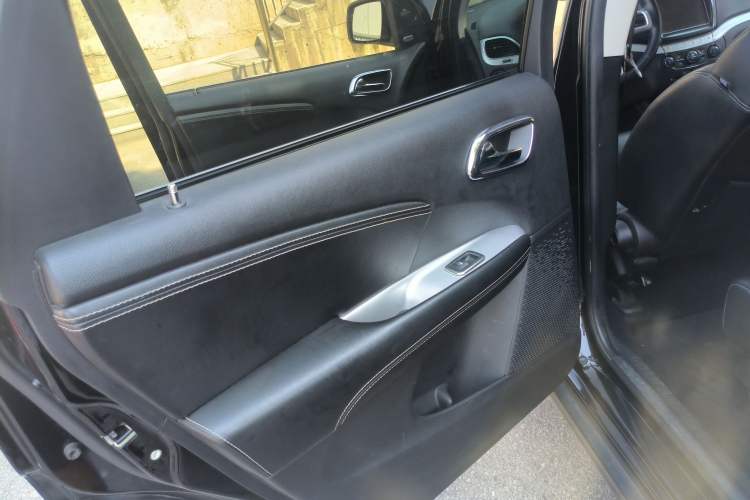 Used Dodge Journey 2013 2.4L Two-Wheel Drive Luxury Version Interior 8