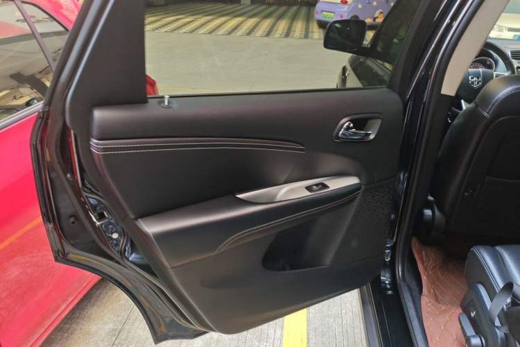 Used Dodge Journey 2013 2.4L Two-Wheel Drive Luxury Version Interior 8