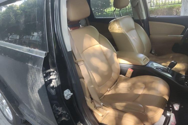 Used Dodge Journey 2013 2.4L Two-Wheel Drive Luxury Version Interior 9