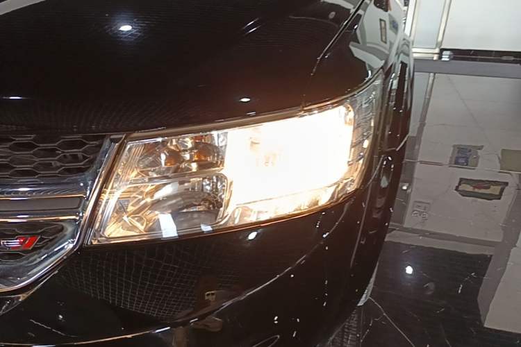Used Dodge Journey 2013 2.4L Two-Wheel Drive Luxury Version Left Front Headlight