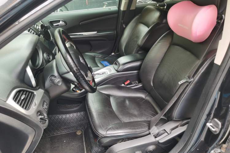 Used Dodge Journey 2013 2.4L Two-Wheel Drive Luxury Version Left Front Seat