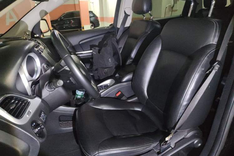 Used Dodge Journey 2013 2.4L Two-Wheel Drive Luxury Version Left Front Seat