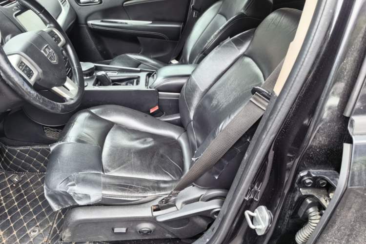 Used Dodge Journey 2013 2.4L Two-Wheel Drive Luxury Version Left Front Seat