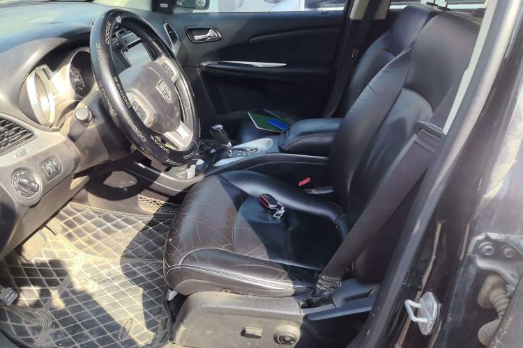 Used Dodge Journey 2013 2.4L Two-Wheel Drive Luxury Version Left Front Seat