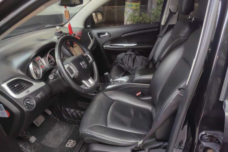 Used Dodge Journey 2013 2.4L Two-Wheel Drive Luxury Version Left Front Seat