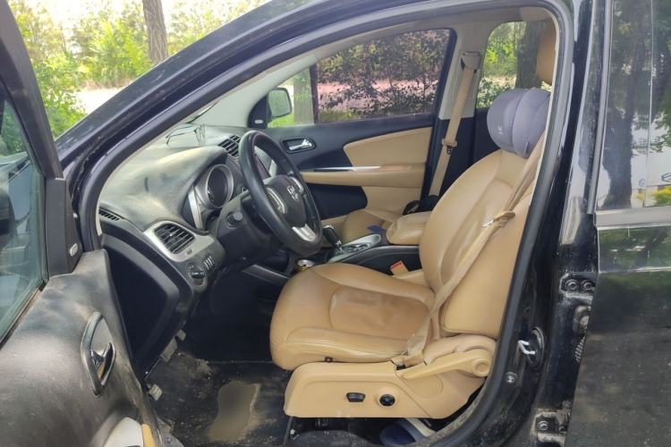 Used Dodge Journey 2013 2.4L Two-Wheel Drive Luxury Version Left Front Seat