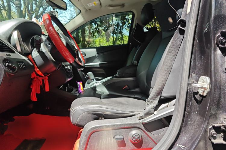 Used Dodge Journey 2013 2.4L Two-Wheel Drive Luxury Version Left Front Seat