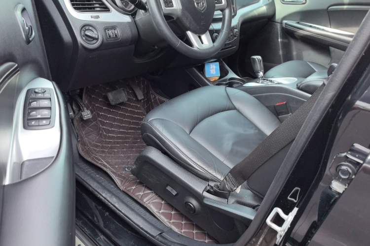 Used Dodge Journey 2013 2.4L Two-Wheel Drive Luxury Version Left Front Seat