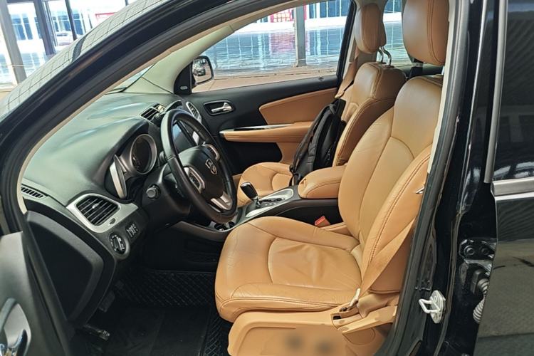 Used Dodge Journey 2013 2.4L Two-Wheel Drive Luxury Version Left Front Seat
