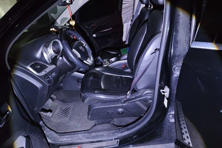 Used Dodge Journey 2013 2.4L Two-Wheel Drive Luxury Version Left Front Seat