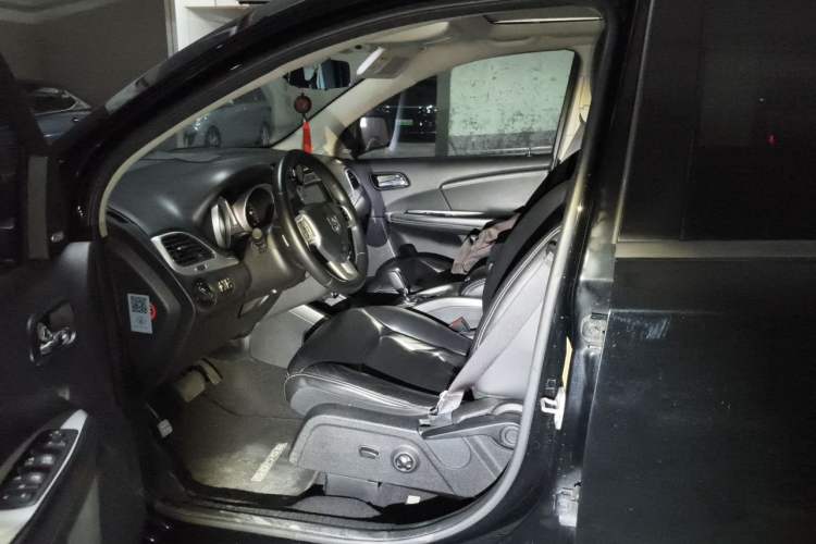 Used Dodge Journey 2013 2.4L Two-Wheel Drive Luxury Version Left Front Seat