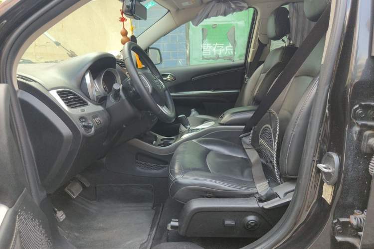 Used Dodge Journey 2013 2.4L Two-Wheel Drive Luxury Version Left Front Seat