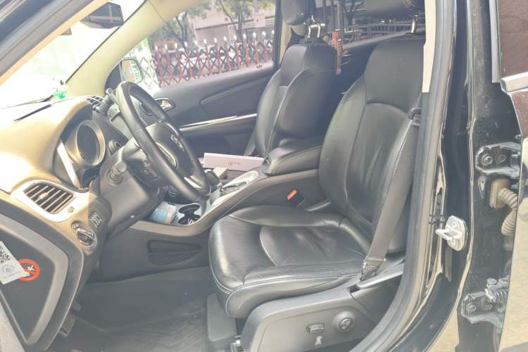 Used Dodge Journey 2013 2.4L Two-Wheel Drive Luxury Version Left Front Seat