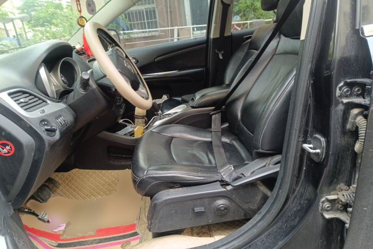 Used Dodge Journey 2013 2.4L Two-Wheel Drive Luxury Version Left Front Seat
