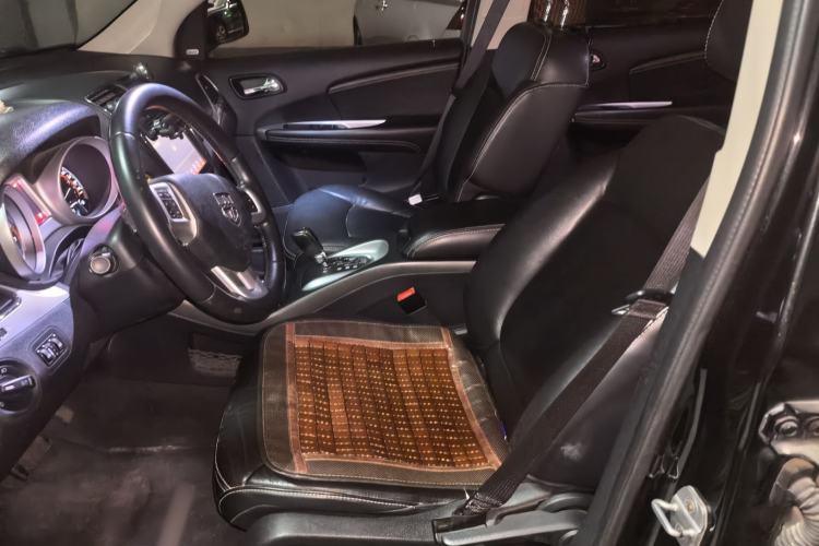 Used Dodge Journey 2013 2.4L Two-Wheel Drive Luxury Version Left Front Seat