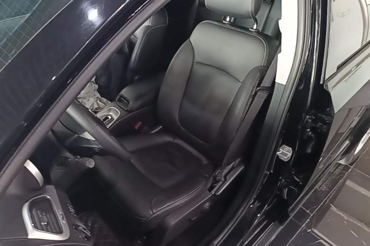 Used Dodge Journey 2013 2.4L Two-Wheel Drive Luxury Version Left Front Seat