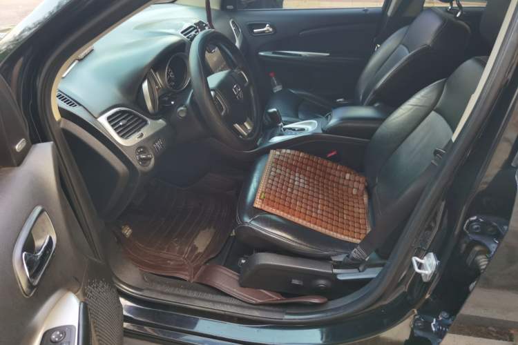 Used Dodge Journey 2013 2.4L Two-Wheel Drive Luxury Version Left Front Seat